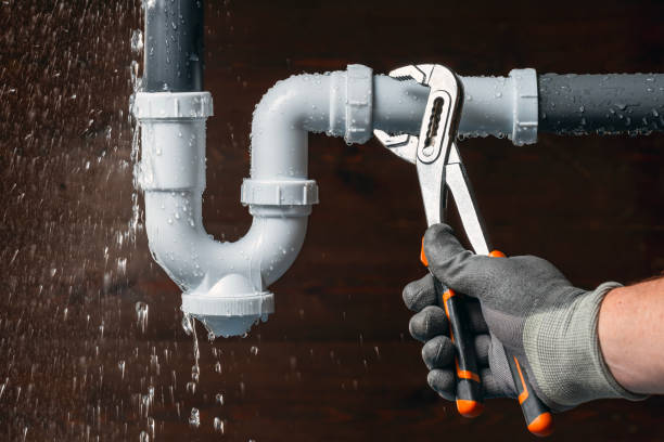 Professional Emergency Plumber technician working in Vicksburg, MI
